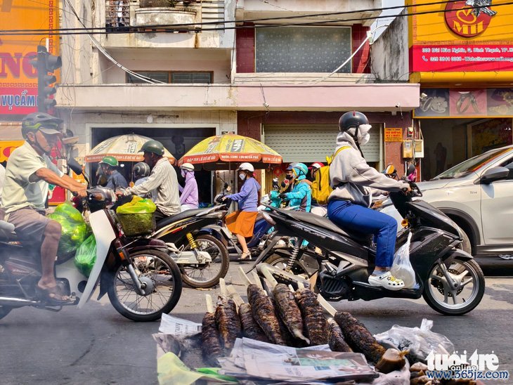 Cá lóc nướng lăn lóc ngóng khách - Ảnh 2.