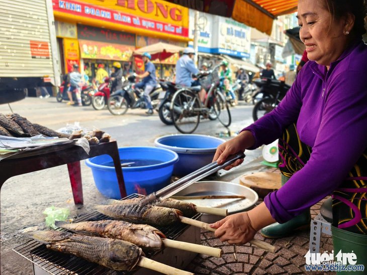 Cá lóc nướng lăn lóc ngóng khách - Ảnh 4.